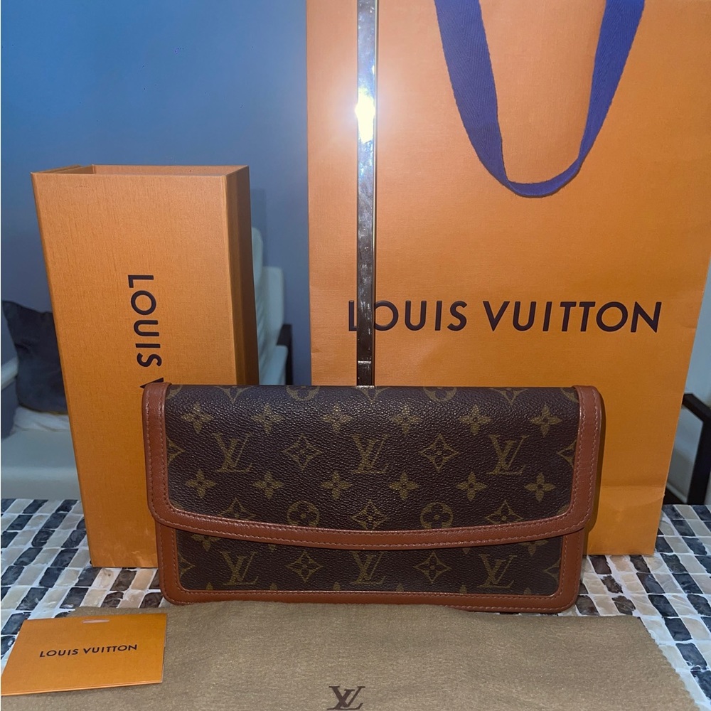 SOLD ❌❌ Authentic Louis Vuitton Pochette Dame